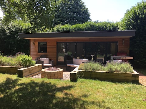 Summer house studio in South Cambridge