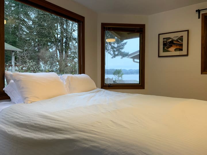 标准双人床卧室，可欣赏海景 