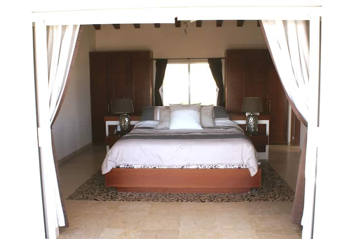 Hlavná spálňa s vlastnou kúpeľňou