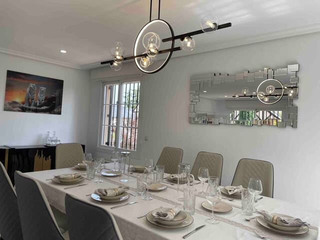 Moderna Casa de Lujo con Jacuzzi en el jardín gallery image 5