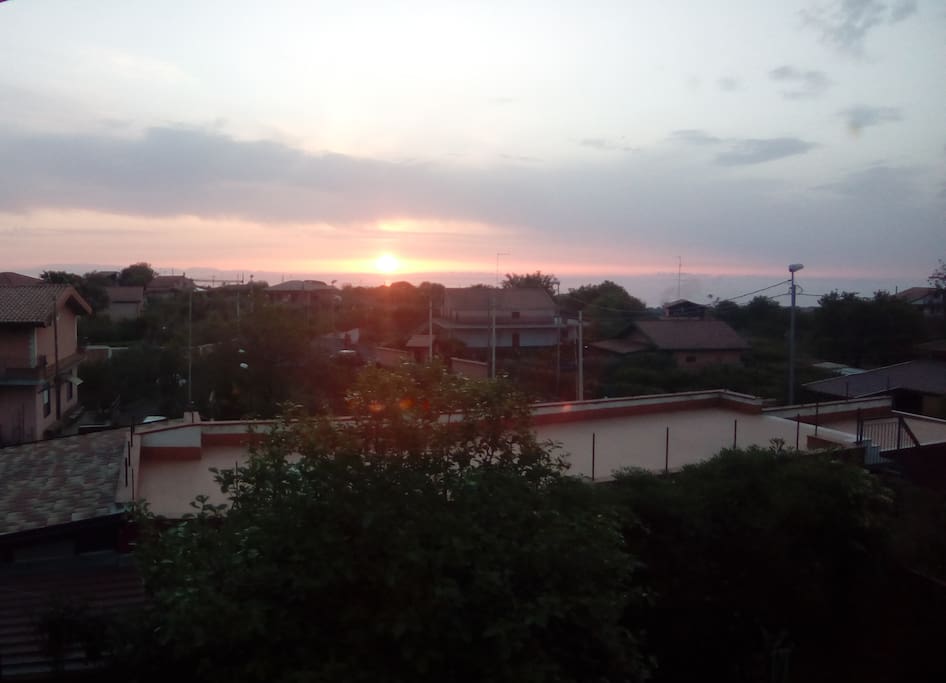 Sorgere del sole dalla finestra della camera da letto