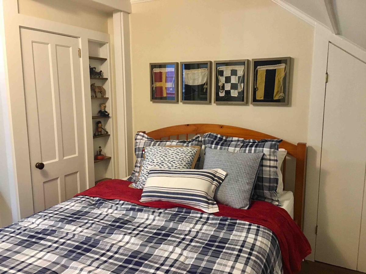 152 × 203 სმ ოთახი ორი დიდი გარდერობით, ანტიკვარული კომოდით და ორი კომფორტული სკამით