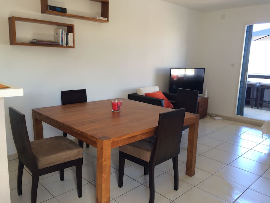 table carrée pour 8 personnes