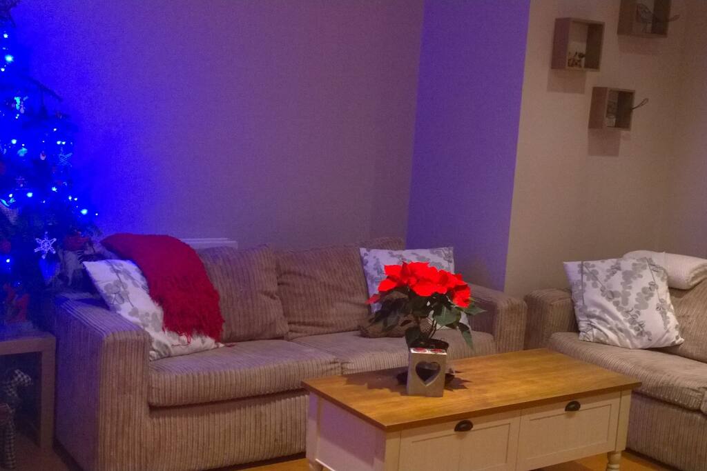 Leaving room - two 3 seaters sofas , didning table for 6 , TV ( Sky)