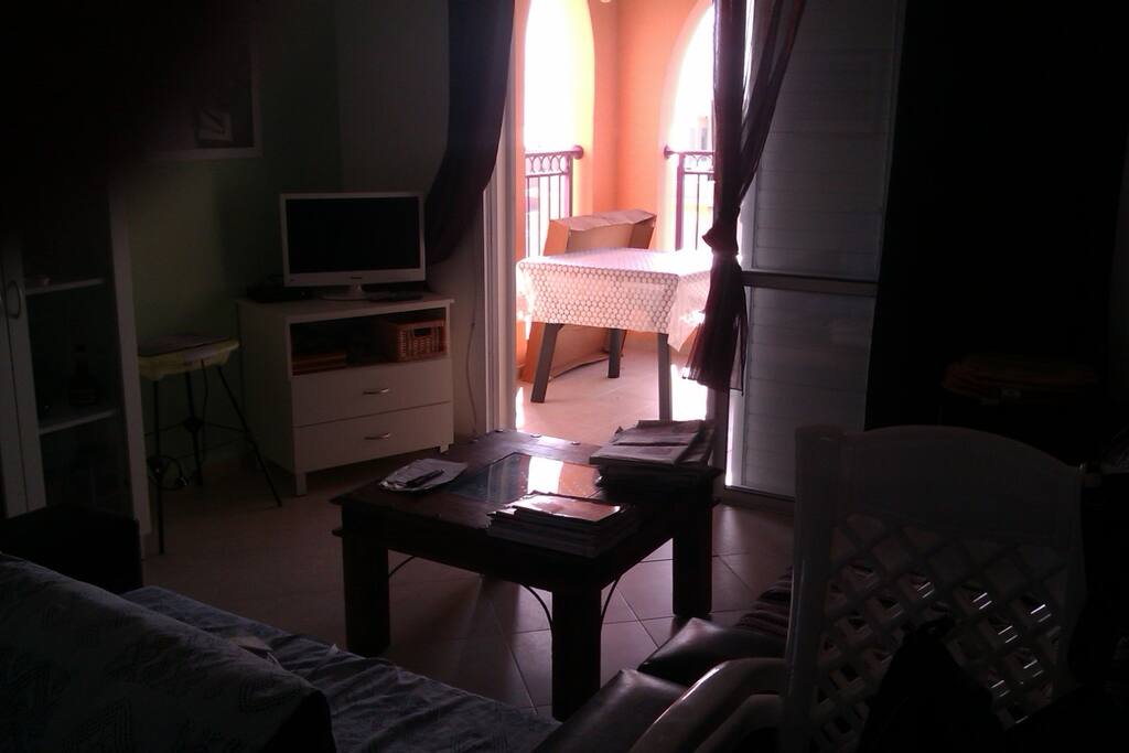 Le salon avec TV et le balcon