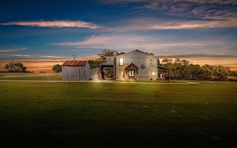 The Levi Gin - Luxury Vintage Retreat