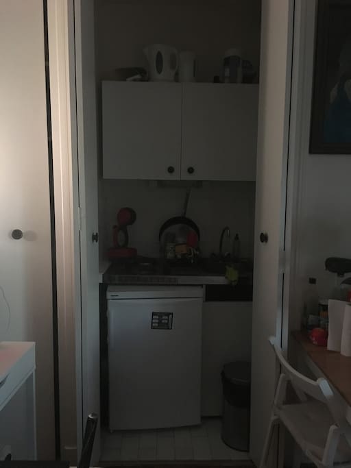 Cuisine encastrée dans un " placard " avec deux plaques. Pas de four mais un micronde. Accès à la machine à café