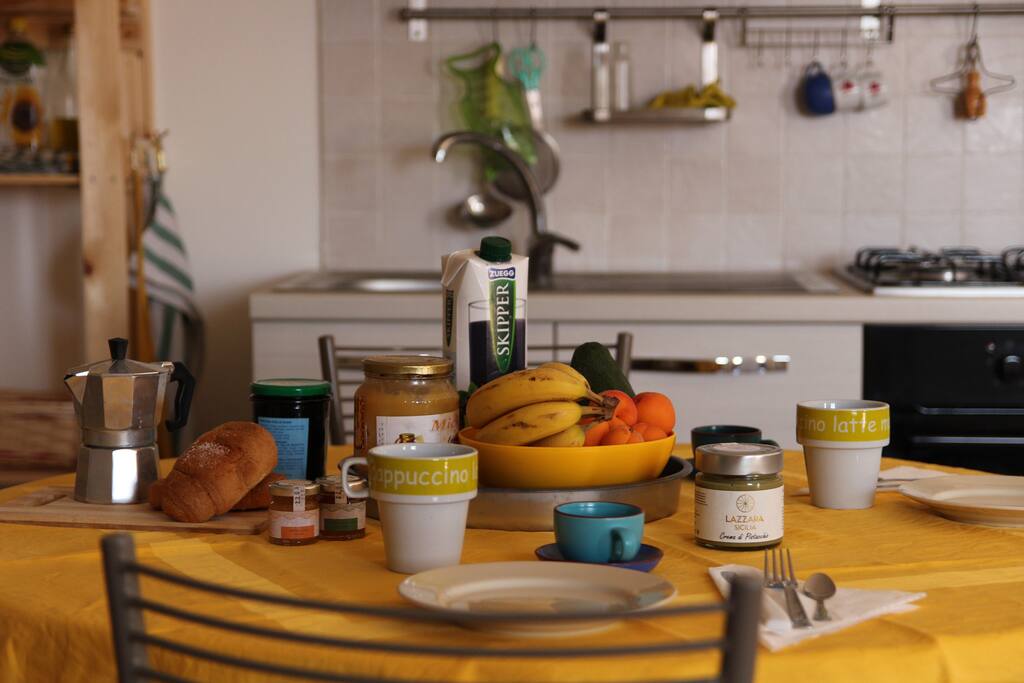Colazione inclusa nel prezzo, vi offriamo cornetti, burro, marmellata, succo di frutta, latte e fette biscottate.