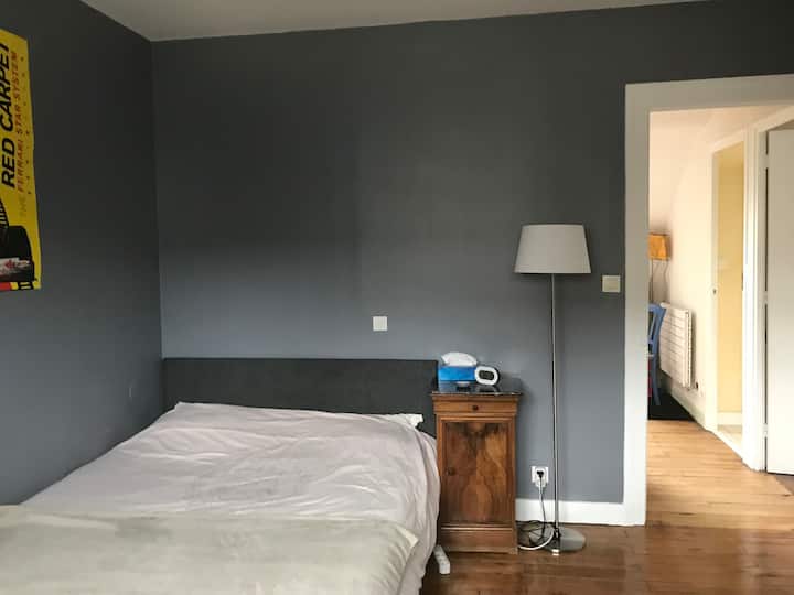 الطابق الثاني: غرفة النوم 140 × 190