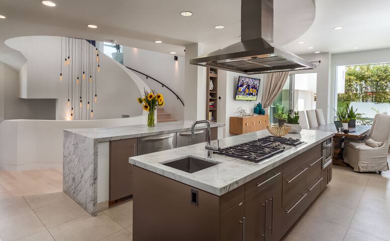 Luxurious Architectural Villa Prime West Hollywood gallery image 3