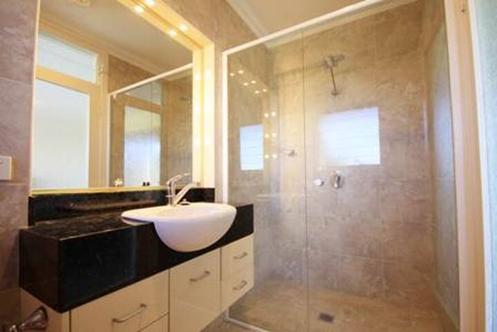 2nd Wave Beachfront house gallery image 5