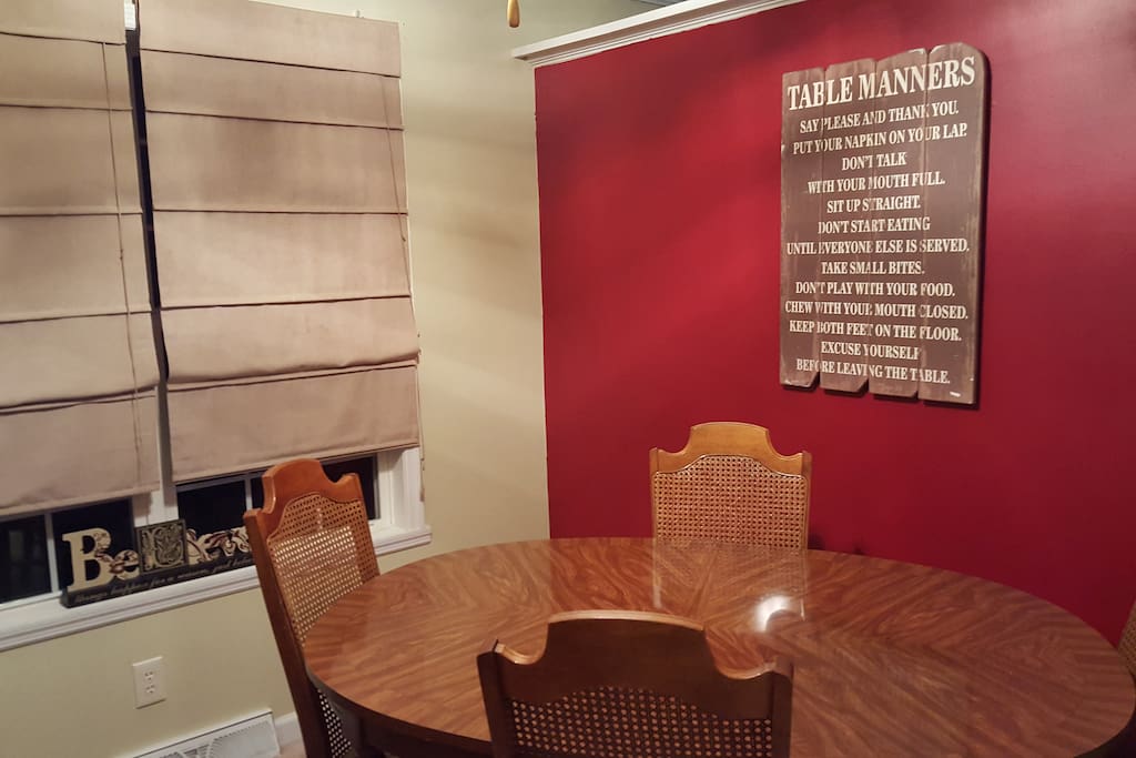 Dining Room seats 6, table clothes & cloth napkins in server