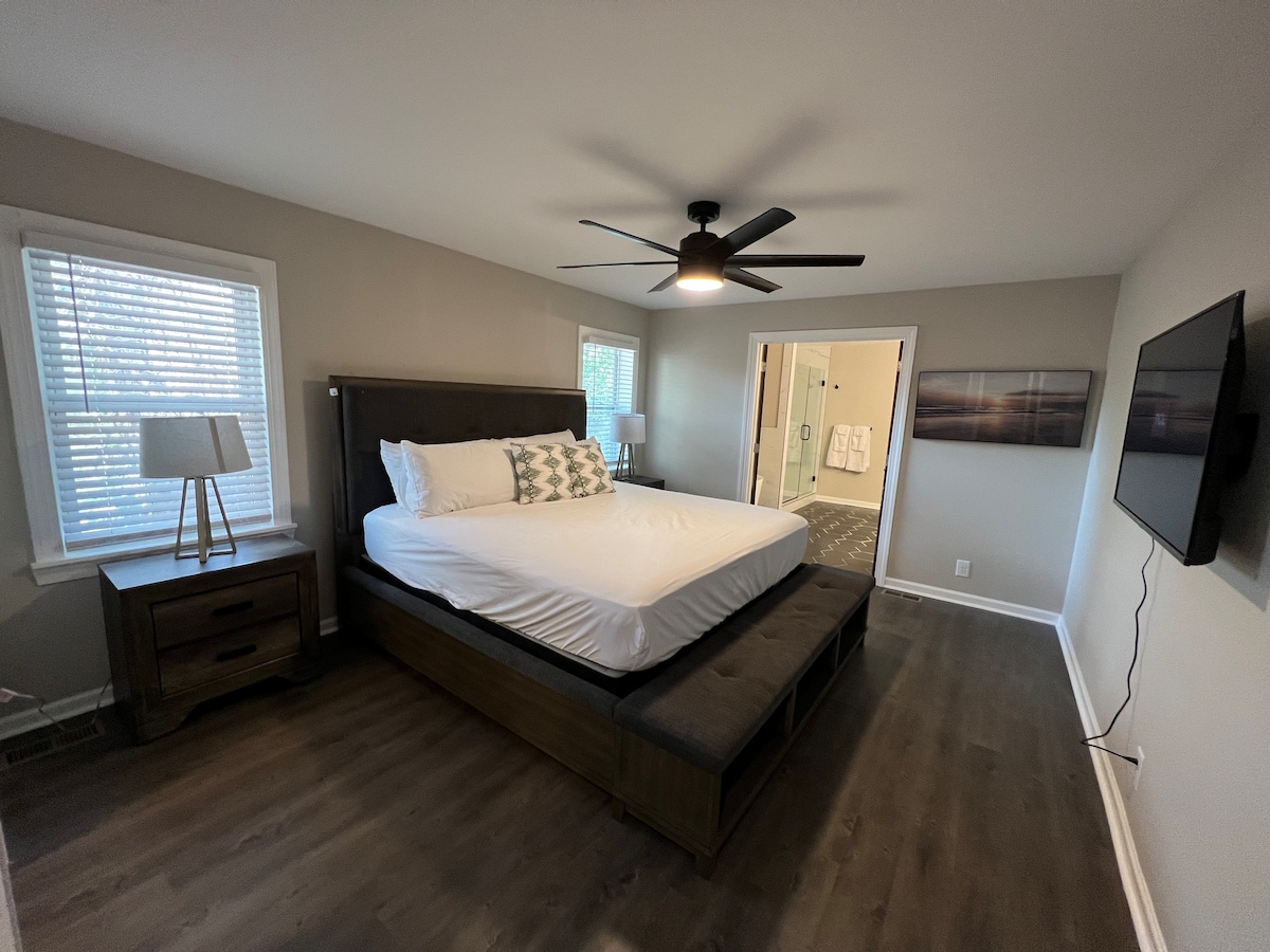 主卧（加大双人床） ，配备50英寸电视