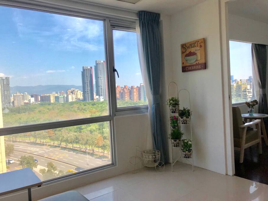 客廳落地窗實景 Great View from the Living Room