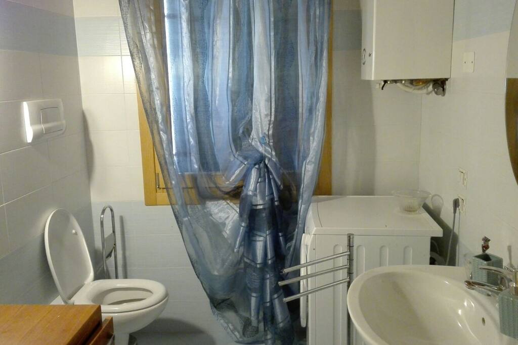 Bagno con doccia e lavatrice