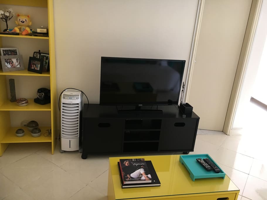Sala com TV 40' e ventilador