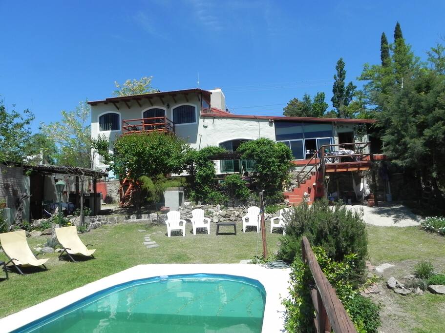 Parque y pileta con vista a las sierras chicas.