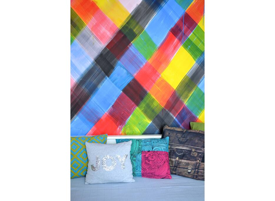 Wall color for colorful guests
