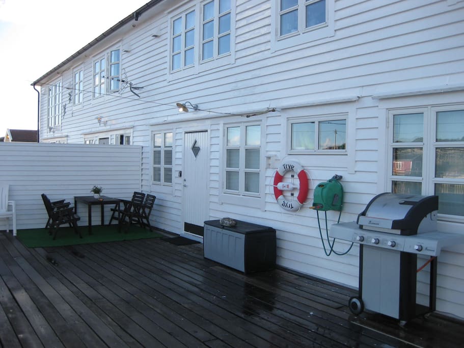 Stort og solrikt uteområde på kaia.