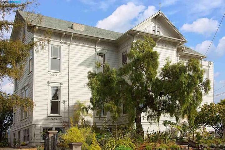 Huge, epic, historic mansion. Easily sleeps 40+.