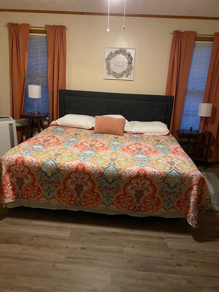 Izba s manželskou posteľou King a vlastnou kúpeľňou s toaletou. Izba č.6