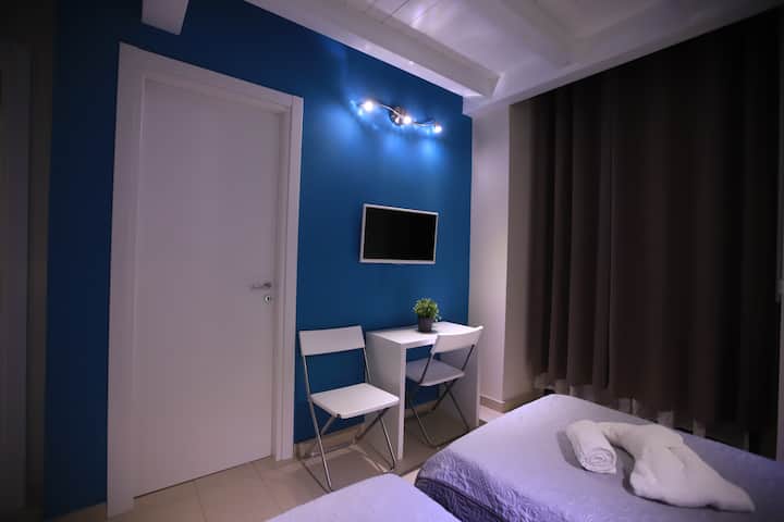 Vista Angolo Scrivania & Porta Bagno Privato Camera TURCHESE