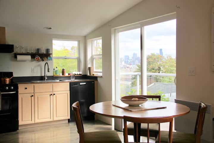 West Seattle Art-filled Home Near Alki - Seattle