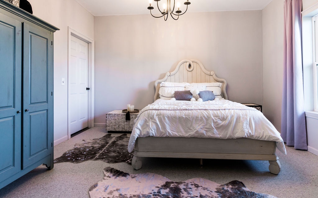 Spálňa má elegantný/romantický pocit. Stmievateľné osvetlenie, diaľkovo ovládané LED sviečky a mesačné svetlo sú vašimi možnosťami osvetlenia. Modrý šatník je jediným „šatníkom“ v apartmáne a k dispozícii je aj stojan na batožinu. 