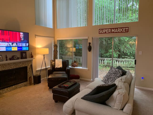 Modern townhome in the heart of the Woodlands