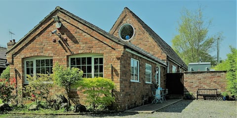 Top Airbnb: Woldside Cottage- 5mins from Cadwell Race Track in East Lindsey