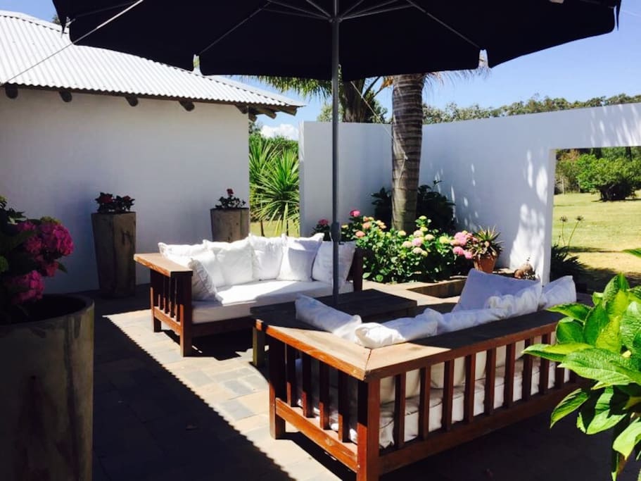Living del patio de entrada.
Patio's Living room.