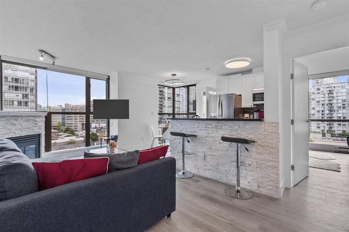 Beautiful 2bd apt/ heart d/town gallery image 2