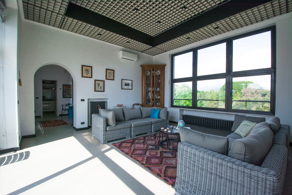 Salotto con vista mare e vista pineta - living room with sea view and pine forest view