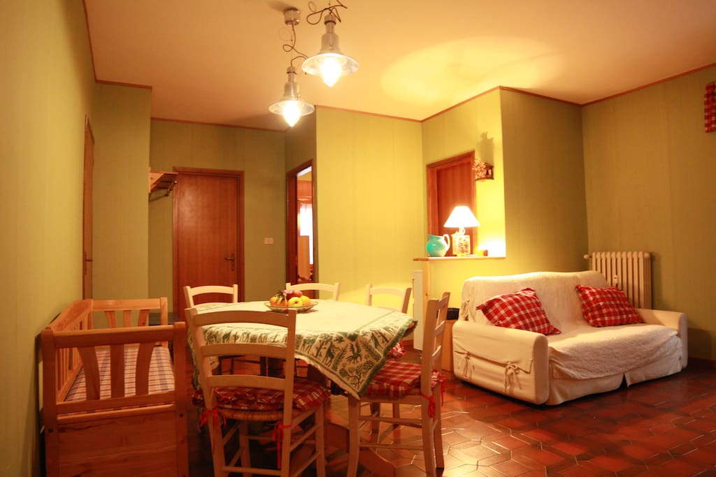 sala living con tavola e sedute