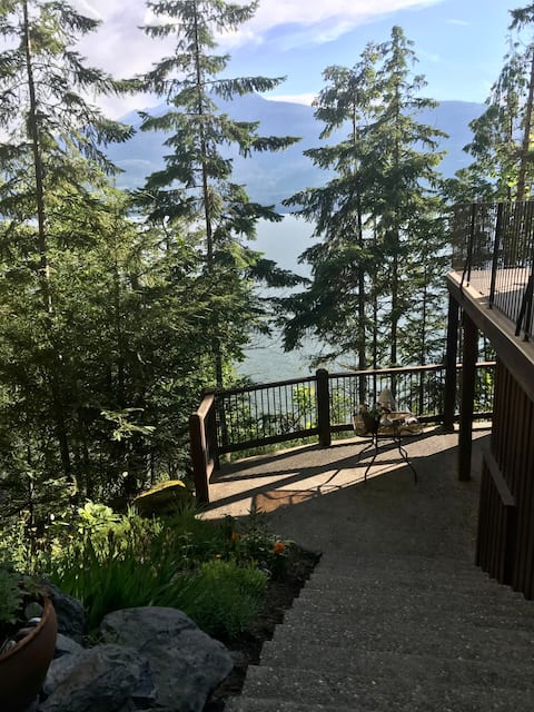 The Crow’s Nest lakeview suite w/cedar sauna