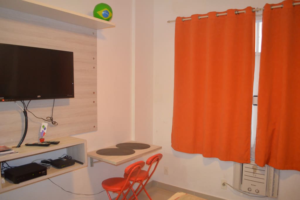 TV e Mesa de Jantar