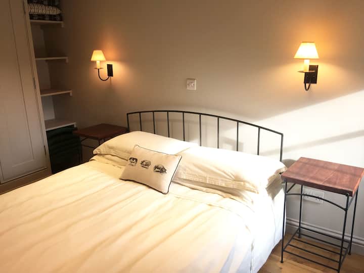 Dhoma e parë e gjumit - Krevat dopio "King Size" (5 këmbë i gjerë) me dhomë dushi brenda ambientit