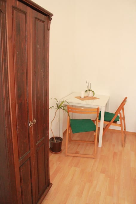 Schrank, Tisch und Stühle.