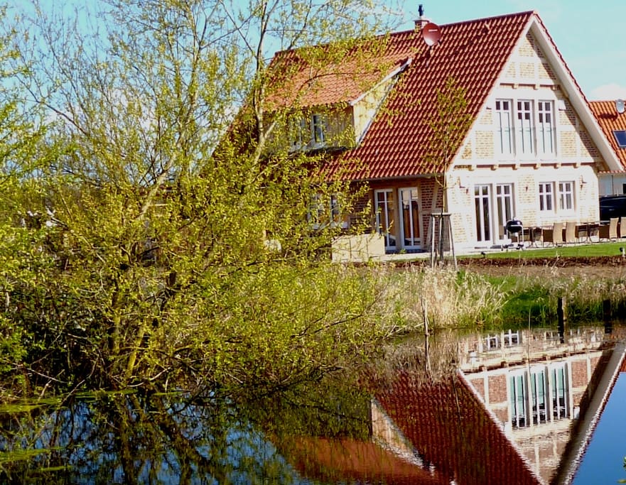Natur pur - das Landhaus idyllisch am Teich gelegen, inmitten von Wiesen und Feldern