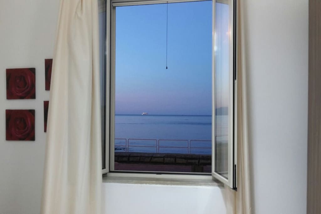 Camera da letto vista mare