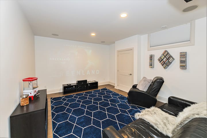 120"Заобиколен звуков домашен театър. Диван с размер на кралица.