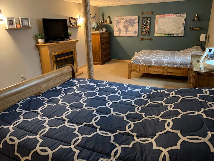 Пълно легло, двойно легло, телевизор и камина.