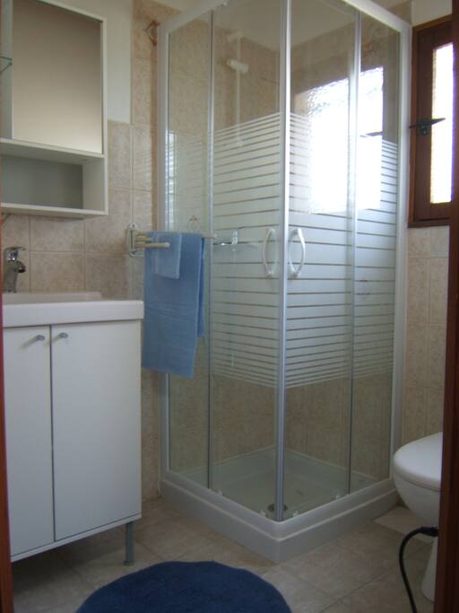 Salle d'eau avec fenêtre