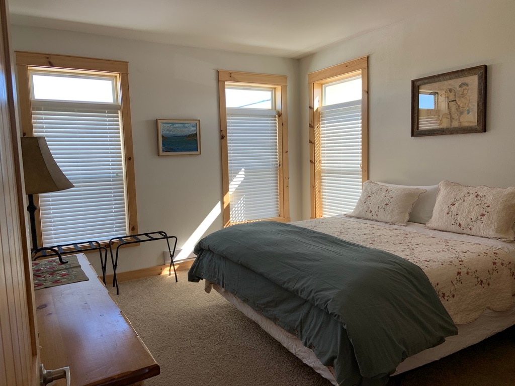 Chambre principale, lit King Size, salle de bain attenante.