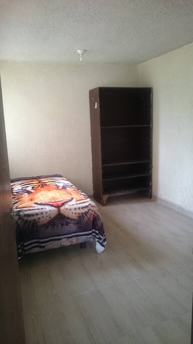 LA HABITACIÓN CUENTA CON ARMARIO Y CAMA