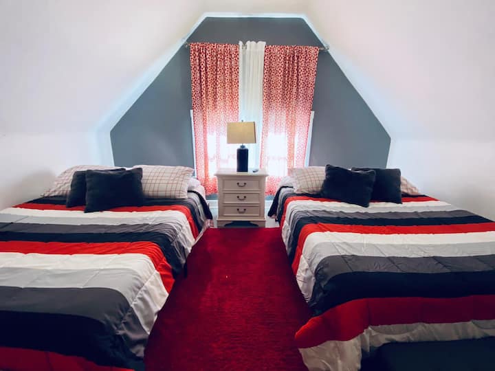 Ubicadas entre almohadas suaves y sábanas frescas, las camas individuales ofrecen un refugio acogedor después de un día de aventura.