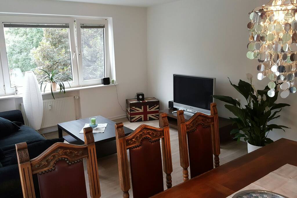 Wohnzimmer mit Fernseher und Kabel TV