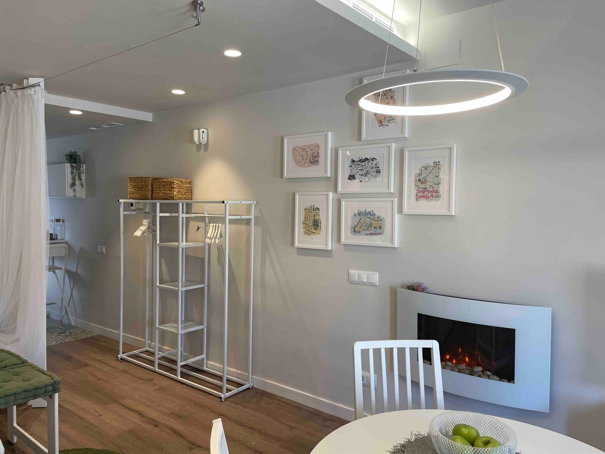 Hapësirë shumë komode, oxhak elektrik, dekorim me imazhe të lagjeve të Barcelonës