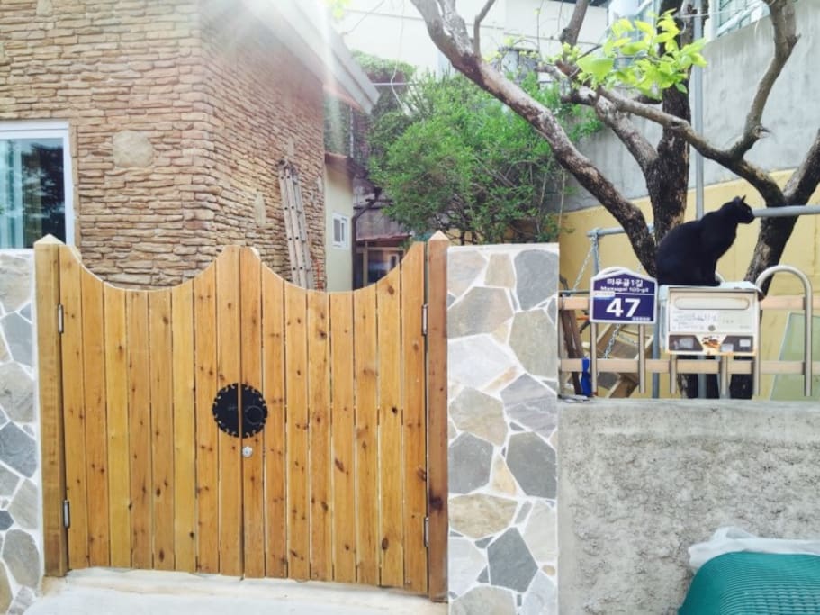 주인장 김씨가 손수 만든 대문
Door handmade by host KIM