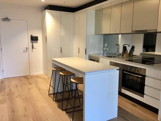 Stunning view! High rise 2bed free parking & pool gallery image 2